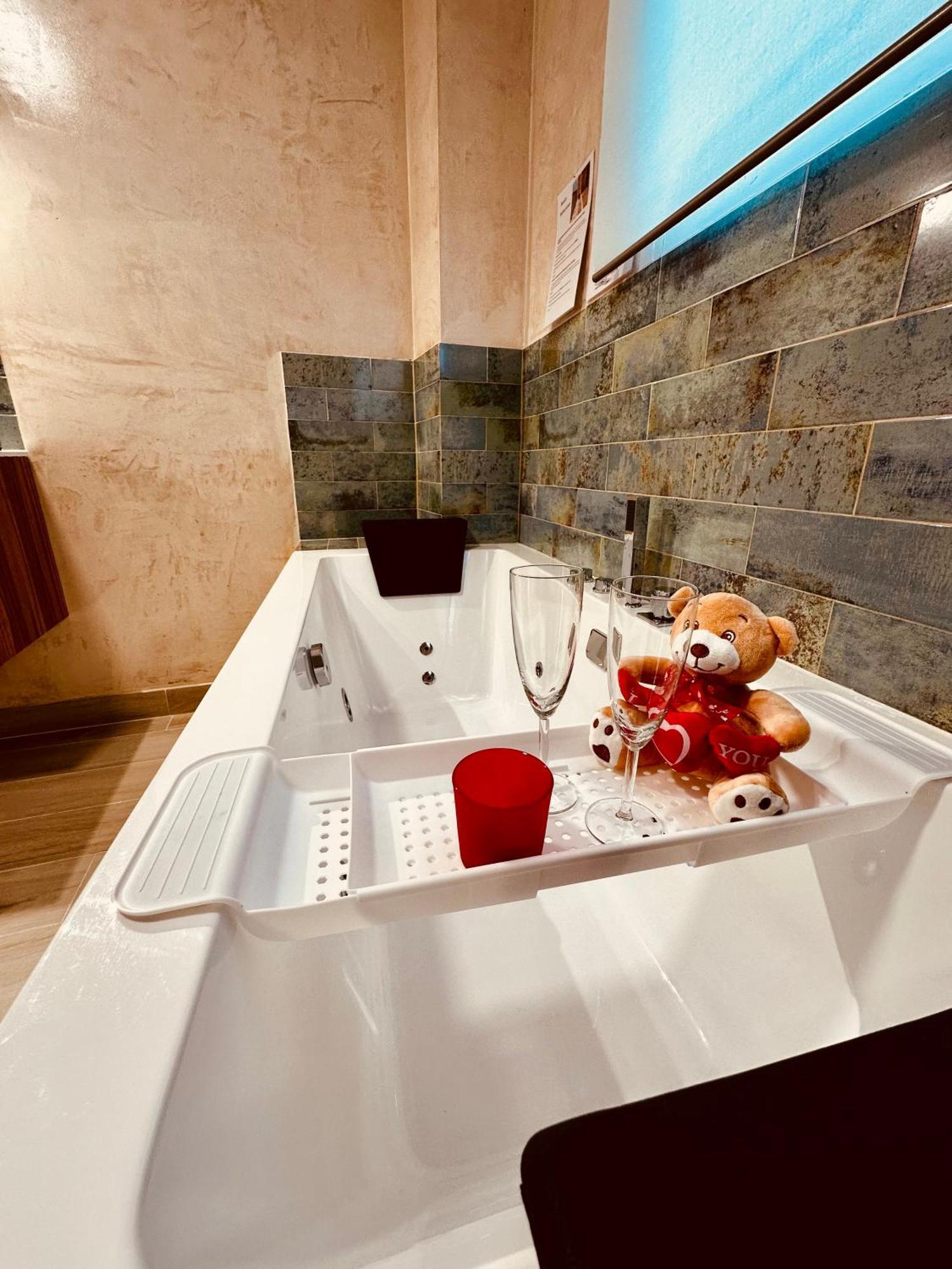 Cherry Jacuzzi Apartment Ronda Exterior photo